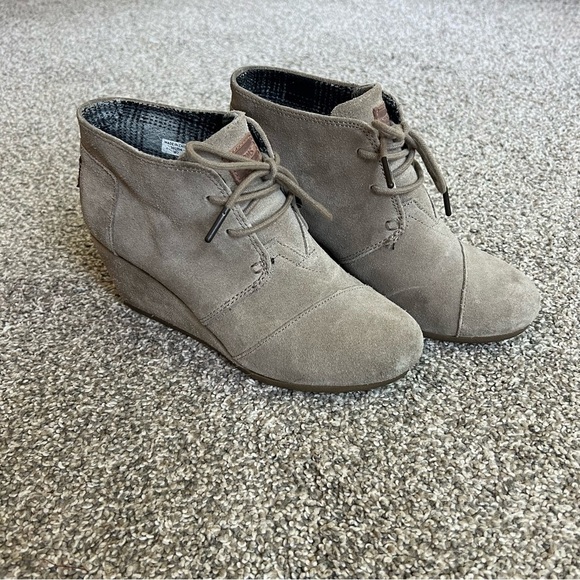 Toms Desert Wedge Beige Tan Suede Ankle Bootie, Size 7W - Picture 1 of 8